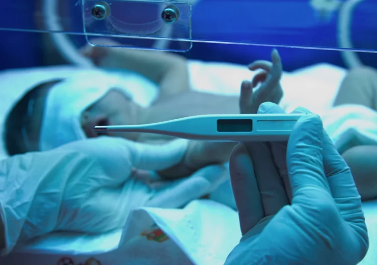 تست زردی نوزادی که در دستگاه فتوتراپی قرار دارد