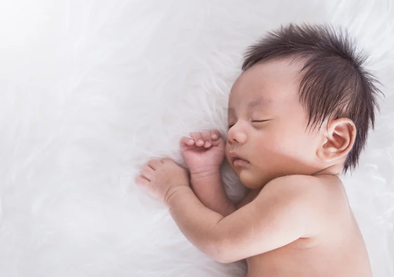 نوزاد با آرامش در حال خوابیدن - باورهای غلط درباره زردی نوزاد
