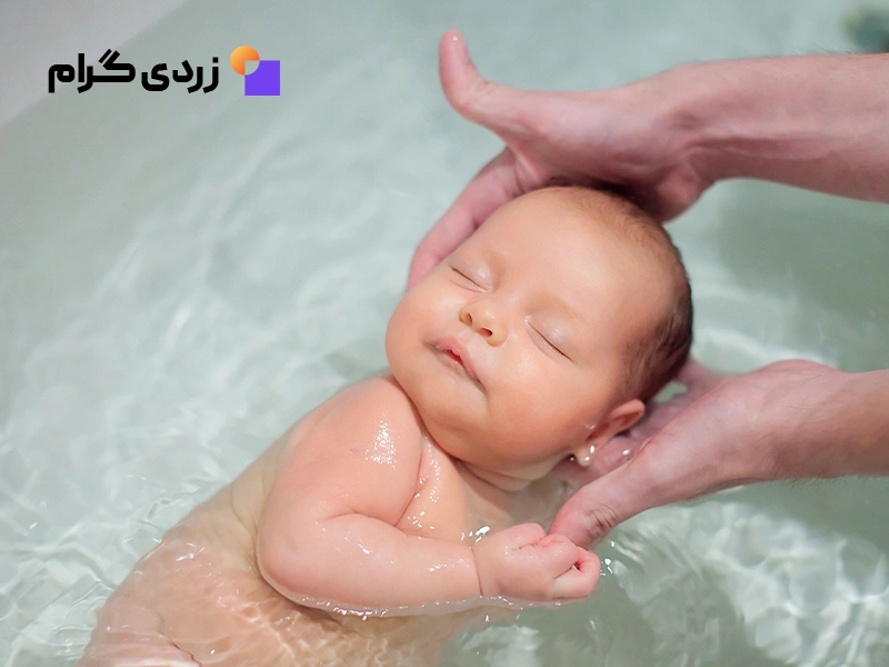 نوزاد آرام در حال استحمام توسط مادر